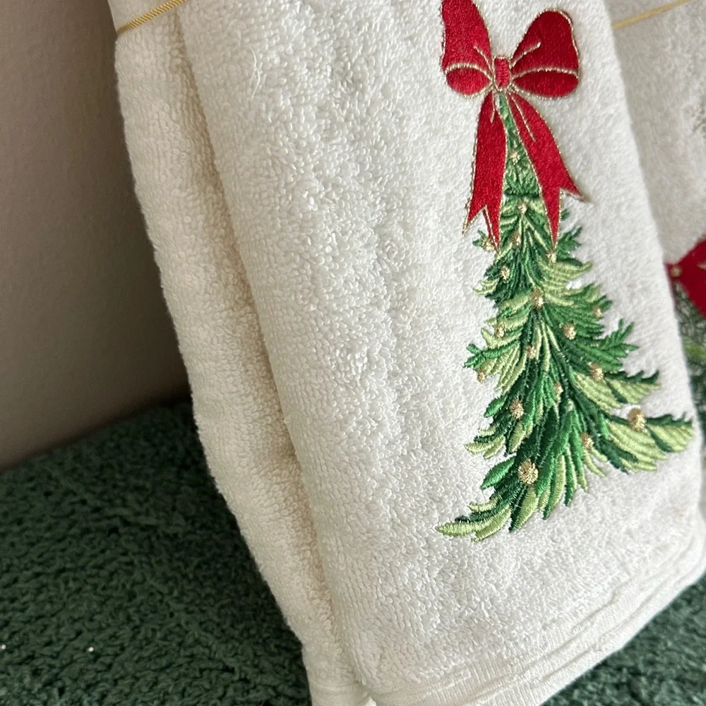 Glitz & Glimmer Festive Holiday Christmas Tree Hand Towels Red Bow NEW!